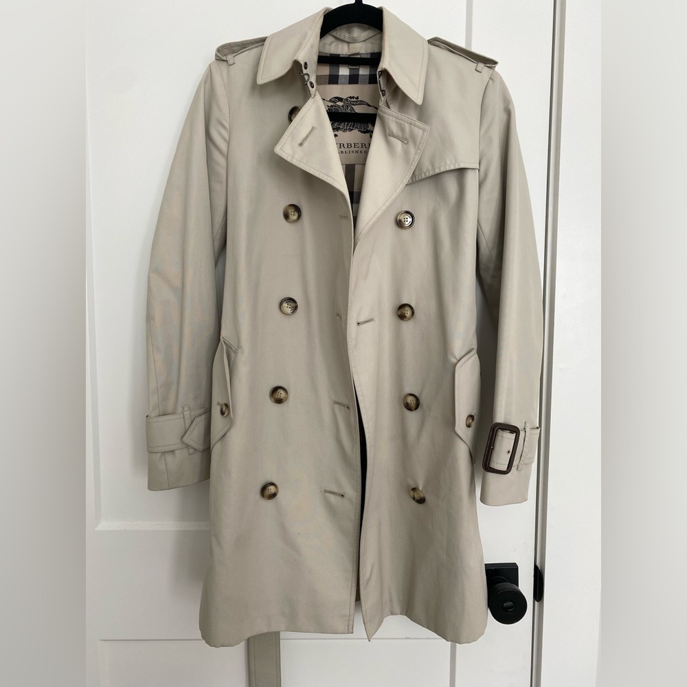 Burberry Kensington Trench. Women’s short size 2. Color: stone.